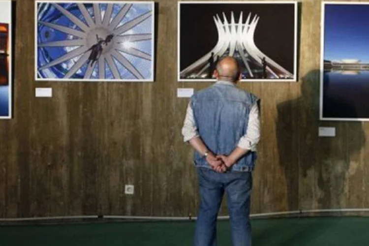 Homem observa a exposição "Brasília, meio século da capital do Brasil", na sede do Partido Comunista em Paris
 (Francois Guillot/AFP)