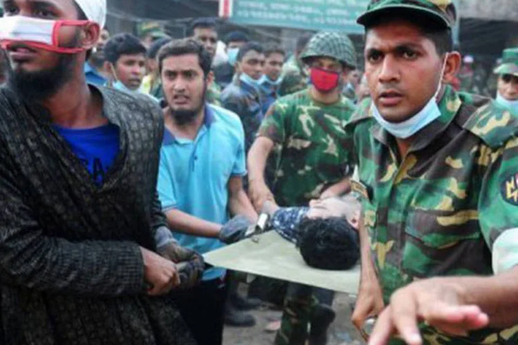 
	Equipes de resgate carregam sobrevivente de desabamento em Savar, nesta sexta-feira, 26 de abril de 2013: 80 pessoas foram resgatadas hoje
 (Munir Uz Zaman/AFP)