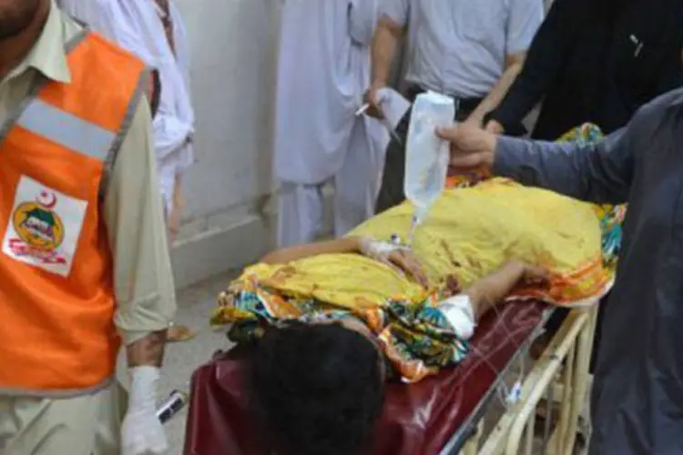 
	Menina paquistanesa &eacute; levada ao hospital ap&oacute;s atentado: segundo os m&eacute;dicos, o n&uacute;mero de mortos pode aumentar em consequ&ecirc;ncia da grande quantidade de feridos
 (A Majeed/AFP)