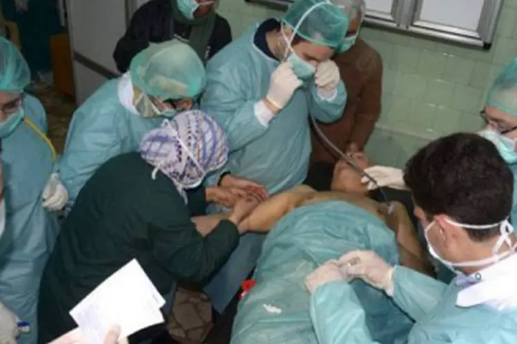 
	Homem &eacute; atendido no hospital Khan al-Assal, na prov&iacute;ncia de Alepo, na S&iacute;ria, em 19 de mar&ccedil;o: o governo russo &eacute; contra uma interven&ccedil;&atilde;o militar no pa&iacute;s
 (AFP)