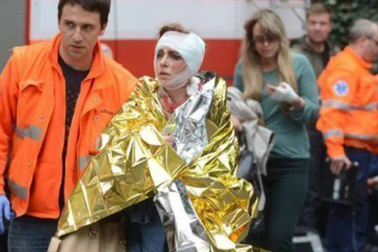 
	Equipes de resgate ajudam mulher ferida em Praga: a maioria das pessoas teve ferimentos leves
 (Michal Cizek/AFP)
