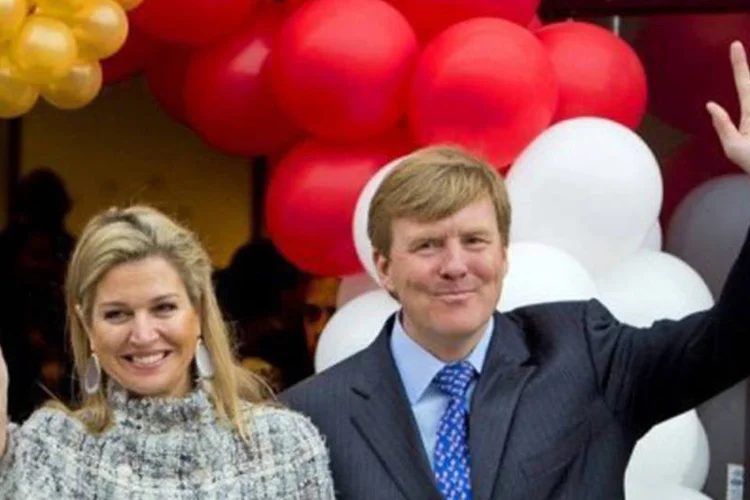 
	M&aacute;xima e Willem-Alexander em evento em Enschede: o casal ser&aacute; entronado em uma cerim&ocirc;nia que custar&aacute; 11 milh&otilde;es de euros
 (Robin Utrecht/AFP)