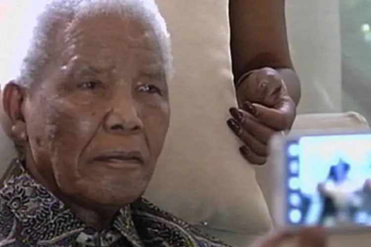 
	Nelson Mandela sentado em sua casa em Joanesburgo: Madiba completa hoje 26 dias em sua casa, remodelada para poder receber o tratamento de terapia intensiva
 (SAB/AFP)