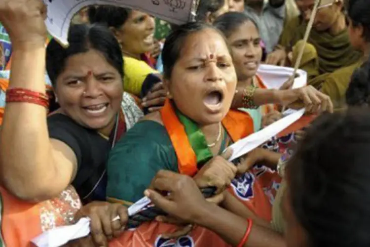 
	Ativistas protestam em Hyderabad contra estupro de menina: a trag&eacute;dia &eacute; mais uma de uma longa lista de agress&otilde;es covardes contra meninas e mulheres que chocaram a &Iacute;ndia (Noah Seelam/AFP)