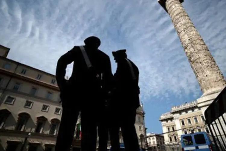 
	Policiais patrulham a Pra&ccedil;a Chigi de Roma: a c&eacute;lula fazia proselitismo antissemita e contra os &quot;pa&iacute;ses infi&eacute;is&quot;
 (Filippo Monteforte/AFP)