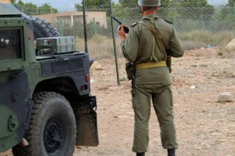 
	Soldado tunisiano no Monte Shaambi em 1 de maio de 2013: segundo o ex&eacute;rcito, o grupo jihadista tinha quase 50 pessoas entre tunisianos e argelinos
 (Abderrazek Khlifi/AFP)