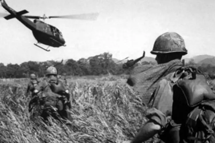 
	Soldados americanos s&atilde;o resgatados de helic&oacute;ptero do Vietn&atilde; em 1965: algumas recusas desanimam os americanos, mas eles n&atilde;o desistem de procurar os frutos do seu passado no Vietn&atilde;
 (AFP)