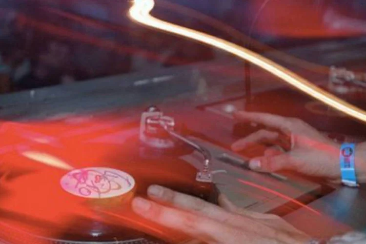 DJ: a morte de Kelly está sendo tratada como possível caso de overdose (Eliot Schechter/AFP)
