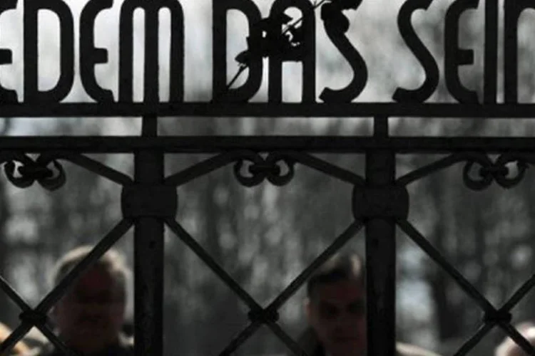 
	Port&otilde;es do campo de concentra&ccedil;&atilde;o nazista na Alemanha: o falecimento s&oacute; foi anunciado nesta quinta-feira para respeitar a vontade expressada por Leopold Engleitner antes de morrer
 (Hendrik Schmidt/AFP)