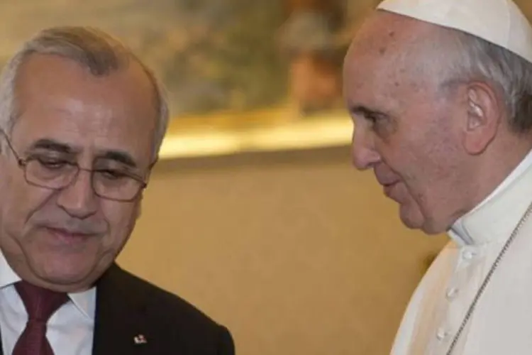 
	Francisco recebe Suleiman em sua biblioteca no Vaticano: a declara&ccedil;&atilde;o foi feita pelo papa depois de conversar com o presidente liban&ecirc;s
 (Alessandra Tarantino/AFP)