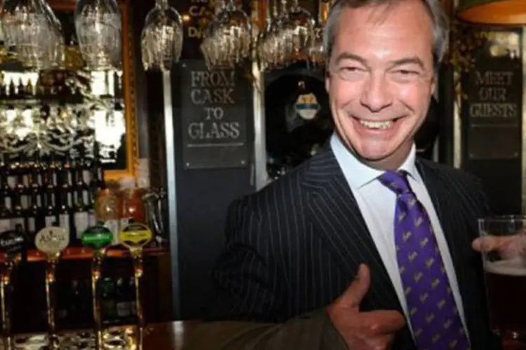 
	O l&iacute;der do Ukip, Nigel Farage, em um pub de Londres: ele saudou &quot;uma mudan&ccedil;a de dire&ccedil;&atilde;o na pol&iacute;tica brit&acirc;nica&quot;
 (Ben Stansall/AFP)