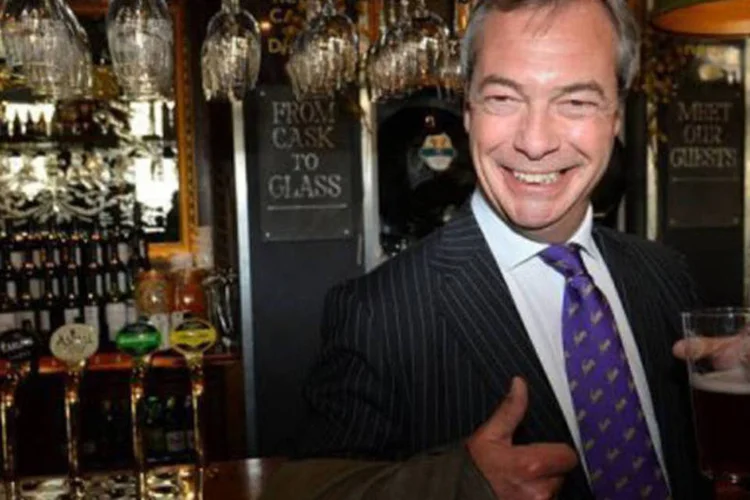 
	O l&iacute;der do Ukip, Nigel Farage, em um pub de Londres: ele saudou &quot;uma mudan&ccedil;a de dire&ccedil;&atilde;o na pol&iacute;tica brit&acirc;nica&quot;
 (Ben Stansall/AFP)