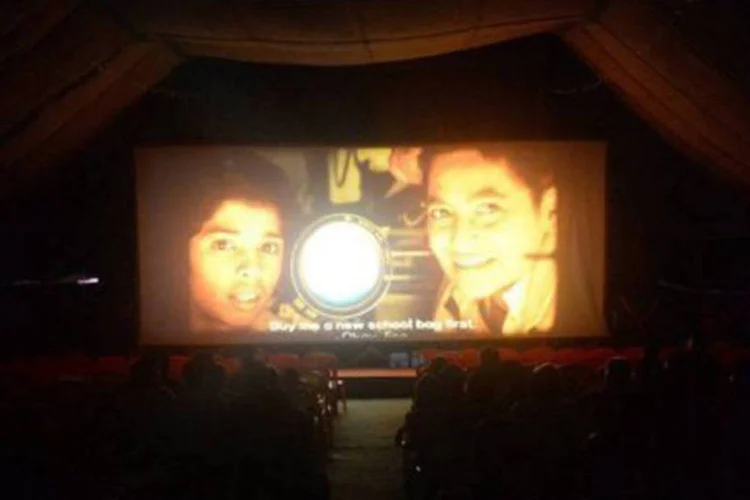 Cinema montado dentro de uma tenda, no centro de Mumbai
 (Indranil Mukherjee/AFP)