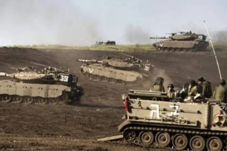 Tanques israelenses durante manobras militares nas colinas de Golã
 (Menahem Kahana)