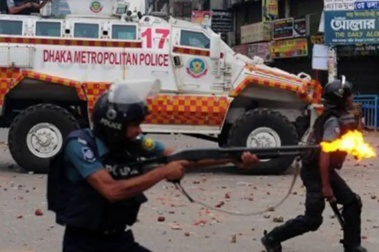 
	Pol&iacute;cia de Dacca em confronto com manifestantes islamitas em 5 de maio
 (Munir Uz Zaman/AFP)