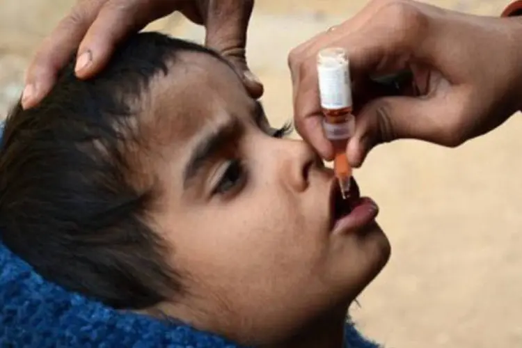 
	Menino paquistan&ecirc;s toma vacina em Karachi: esse &eacute; o primeiro atentado ocorrido em 2014 contra os membros da campanha de imuniza&ccedil;&atilde;o antip&oacute;lio
 (Rizwan Tabassum/AFP)