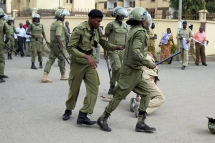 
	Policiais da Tanz&acirc;nia dispersam manifestantes em Arusha: seis pessoas foram detidas, incluindo quatro sauditas
 (AFP)