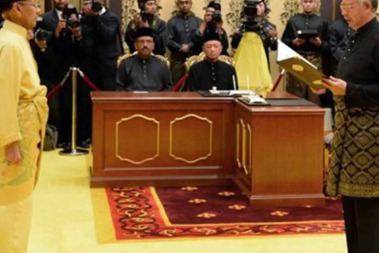 Primeiro-ministro da Malásia, Najib Razak (dieita), lê seu juramento diante do rei em Kuala Lumpur
 (Redzuan Salleh/AFP)