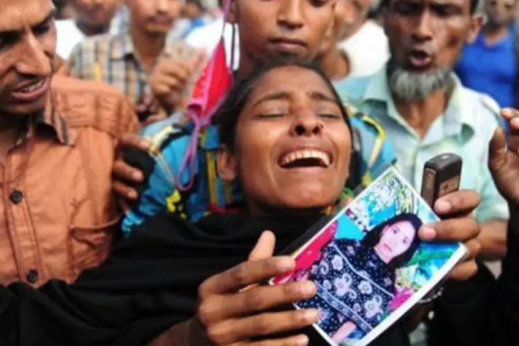 
	Mulher chora durante funeral de v&iacute;timas do desabamento de pr&eacute;dio em Bangladesh em 1 de maio de 2013: quase 3.000 pessoas trabalhavam no local
 (Munir Uz Zaman/AFP)