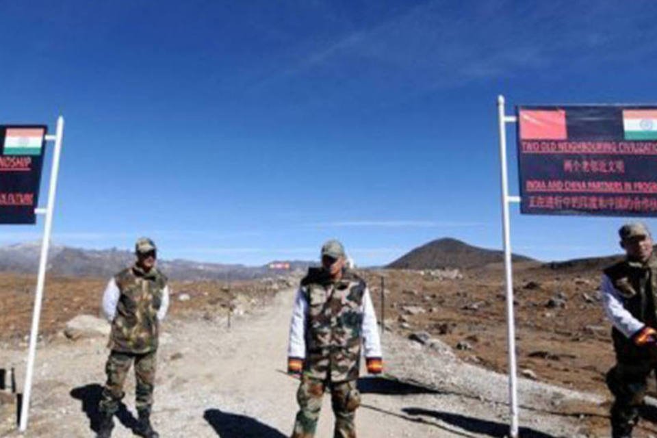 Índia e China retiram tropas de zona em disputa