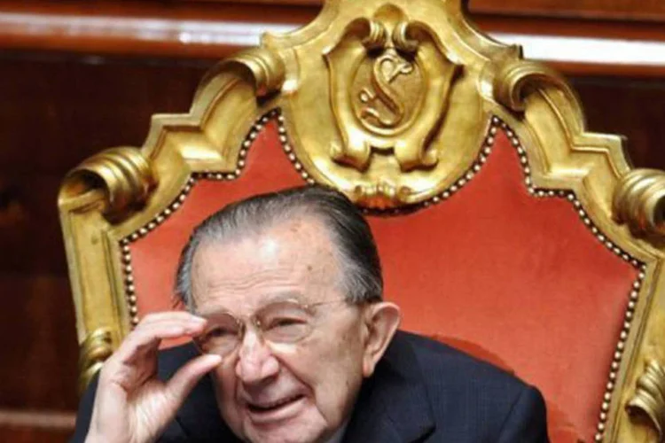 
	Giulio Andreotti: o ex-l&iacute;der da Democracia Crist&atilde; (DC) morreu pouco antes das 12h30 locais (7h30 de Bras&iacute;lia) em sua casa de Roma
 (Filippo Monteforte/AFP)