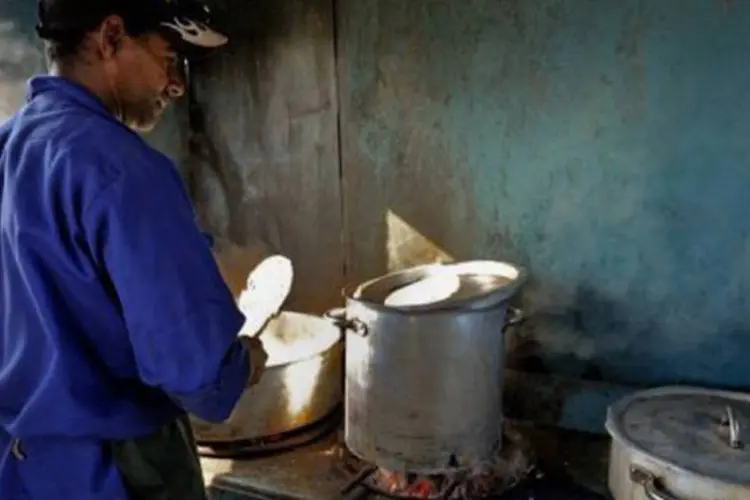 Cozinheiro trabalha em Calimete, Cuba
 (Adalberto Roque/AFP)