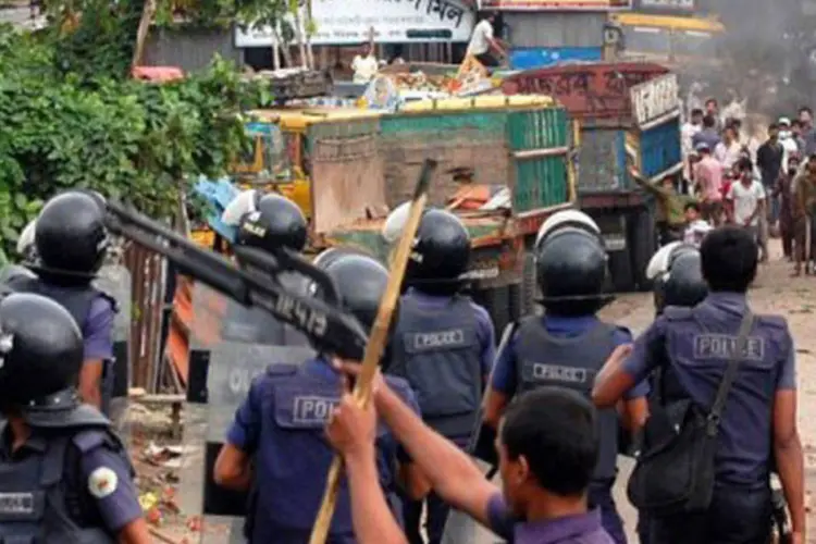 Manifestantes islâmicos atiram tijolos e pedras contra a polícia, em Narayanganj
 (AFP)