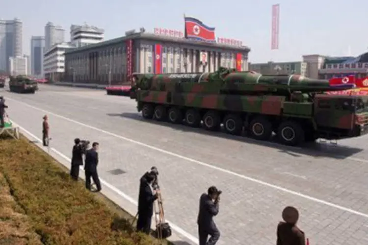 
	M&iacute;sseis s&atilde;o mostrados durante parada militar em Pyongyang em 15 de abril de 2012: a Coreia do Norte n&atilde;o executou o disparo prometido e reduziu o n&iacute;vel dos ataques ret&oacute;ricos
 (Ed Jones/AFP)