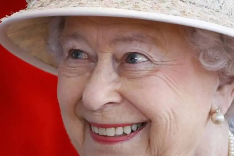 
	A rainha Elizabeth II: a decis&atilde;o foi tomada com o objetivo de reduzir as viagens ao exterior da rainha
 (Kirsty Wigglesworth/AFP)