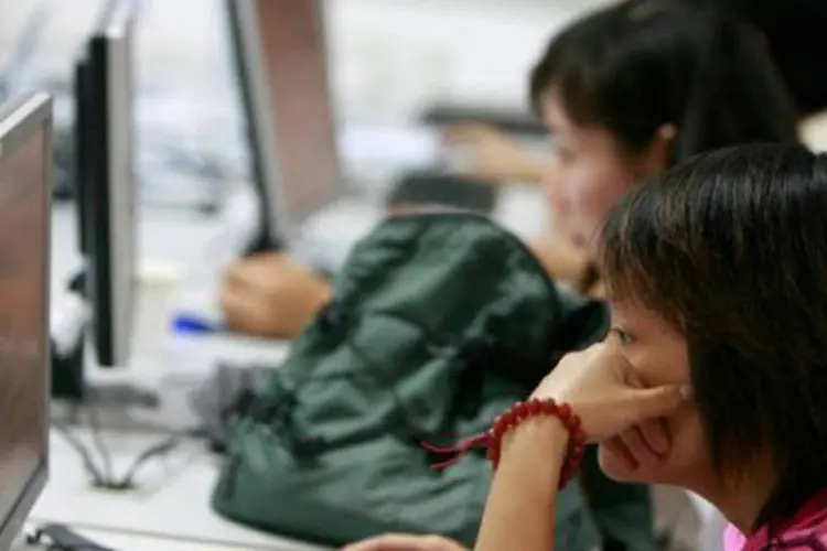 
	Chineses acessam a internet em Pequim: Em 2012, o governo da China manteve uma cont&iacute;nua campanha para hackear as redes de computadores do governo americano, garantem os EUA
 (Teh Eng Koon/AFP)