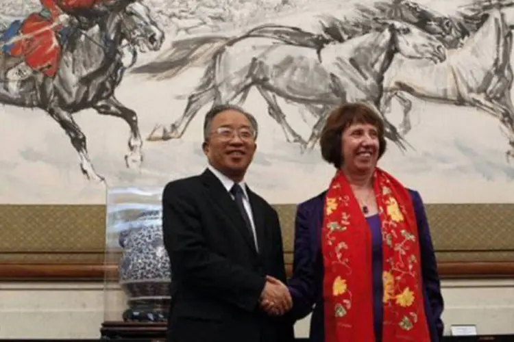 
	Catherine Ashton, chefe da diplomacia europeia, com Dai Bingguo, conselheiro de Estado chin&ecirc;s: em 2011, a China exportou para a Europa pain&eacute;is solares avaliados em 21 bi de euros
 (Ng Han Guan/AFP)