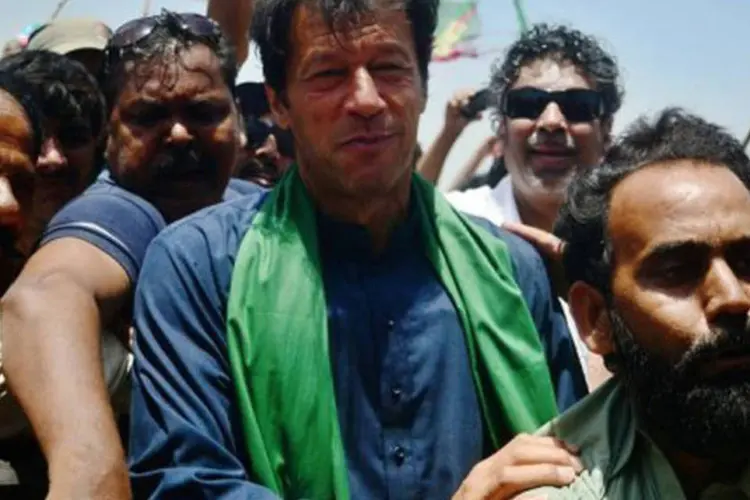 
	Imran Khan rodeado por simpatizantes durante com&iacute;cio em Karachi: ele &eacute; uma das principais figuras da oposi&ccedil;&atilde;o paquistanesa e candidato nas elei&ccedil;&otilde;es legislativas de s&aacute;bado
 (Rizwan Tabassum/AFP)