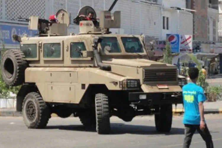 Forças de segurança iemenitas patrulham ruas de Adem, em fevereiro de 2013
 (AFP)