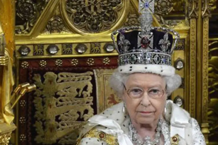 A rainha ocupa seu trono no Parlamento: o discurso solene foi lido por Elizabeth II
 (Toby Melville/AFP)