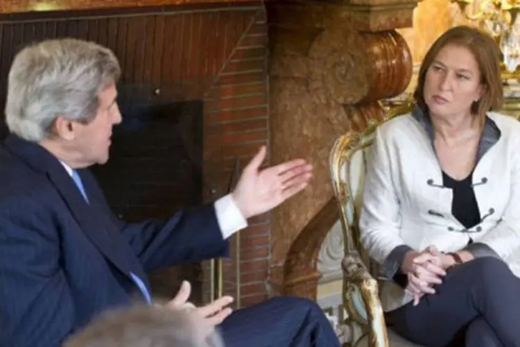 
	Kerry conversa com a ministra israelense da Justi&ccedil;a, Tzipi Livni: Kerry confirmou oficialmente a libera&ccedil;&atilde;o de 100 milh&otilde;es de d&oacute;lares adicionais de ajuda humanit&aacute;ria para os refugiados s&iacute;rios
 (Mladen Antonov/AFP)
