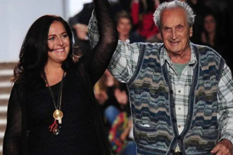 
	Ottavio Missoni e sua filha Angela na semana de moda de Mil&atilde;o: a marca Missoni ganhou com o passar dos anos a reputa&ccedil;&atilde;o de inovadora e foi a primeira a buscar o mercado de massa
 (Giuseppe Cacace/AFP)
