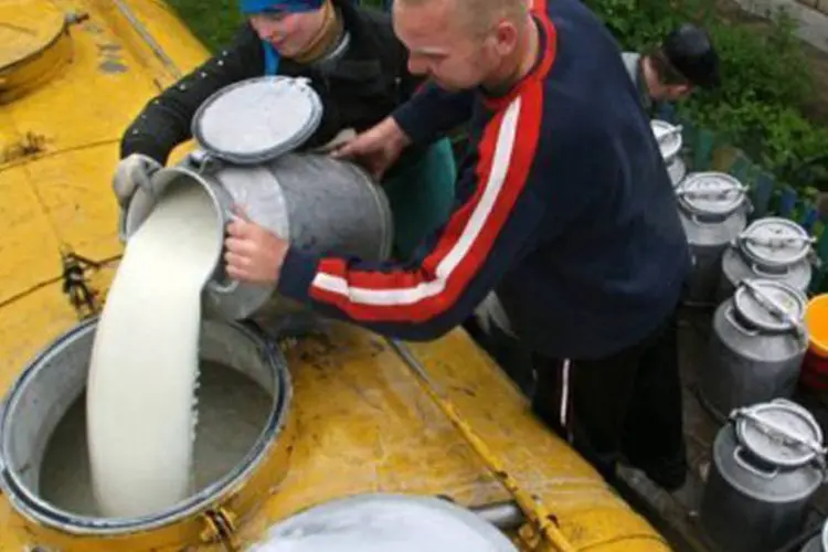 
	Agricultores em cooperativa de leite abastecem caminh&atilde;o em Morjochovschina, Belarus: o &iacute;ndice de pre&ccedil;os dos latic&iacute;nios aumentou 34 pontos em abril, a 259 pontos
 (Alexey Gromov/AFP)