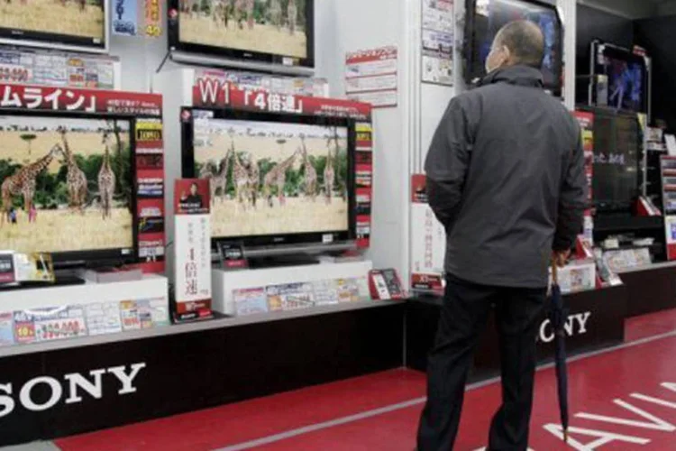 
	Homem observa produtos da Sony em loja de T&oacute;quio: as vendas aumentaram 4,7% em um ano, a 6,8 trilh&otilde;es de ienes, gra&ccedil;as &agrave; integra&ccedil;&atilde;o de 100% da filial de telefones celulares
 (AFP)