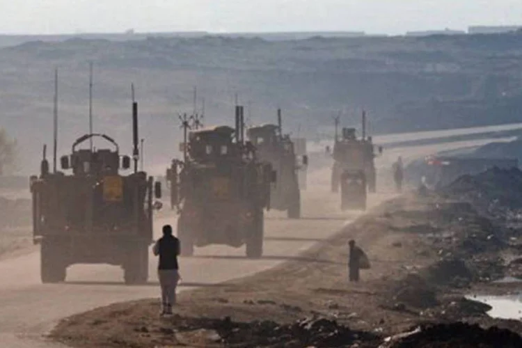 
	Ve&iacute;culos do ex&eacute;rcito americano se deslocam por estrada que lica Cabul e Bagram: &quot;aceitamos entregar as bases porque &eacute; bom para o Afeganist&atilde;o&quot;, disse&nbsp;Karzai
 (Massoud Hossaini/AFP)