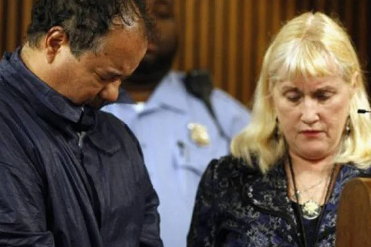 
	Ariel Castro conversa com a defensora p&uacute;blica: durante a audi&ecirc;ncia, ele permaneceu de p&eacute; e algemado, olhando para o ch&atilde;o
 (Matt Sullivan/AFP)