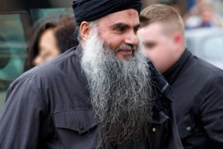 
	Abu Qatada chega a sua casa em Londres: o Reino Unido tenta expuls&aacute;-lo h&aacute; 12 anos
 (Andrew Cowie/AFP)