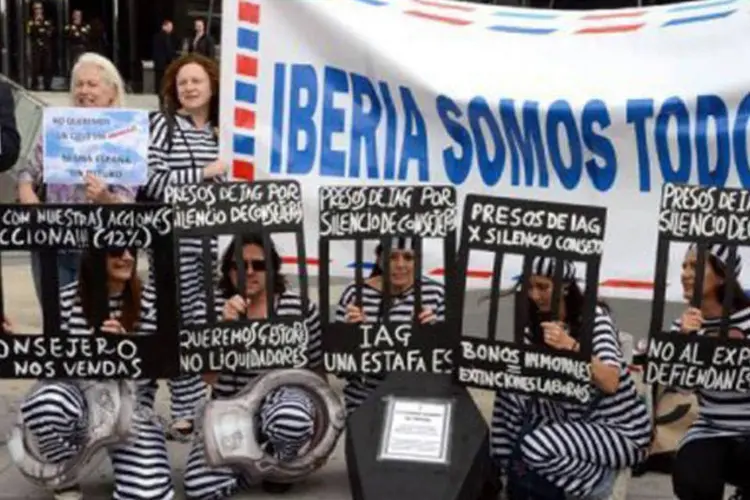 
	Grupo protesta contra demiss&otilde;es em 9 de maio de 2013 em Madri: a Iberia passou por uma reestrutura&ccedil;&atilde;o
 (Dominique Faget/AFP)