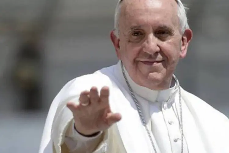 
	Papa Francisco acena ap&oacute;s sua audi&ecirc;ncia semanal na Pra&ccedil;a de S&atilde;o Pedro: &quot;a visita de hoje refor&ccedil;a os la&ccedil;os de amizade e de fraternidade que j&aacute; (nos) unem&quot;, afirmou
 (Filippo Monteforte/AFP)