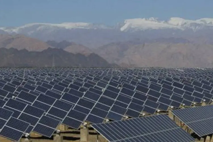 
	Produ&ccedil;&atilde;o de pain&eacute;is solares no noroeste da China: o apoio do pa&iacute;s &agrave; tecnologia fotovoltaica ajudou a reduzir os custos dos pain&eacute;is solares em 80% desde 2008
 (AFP)