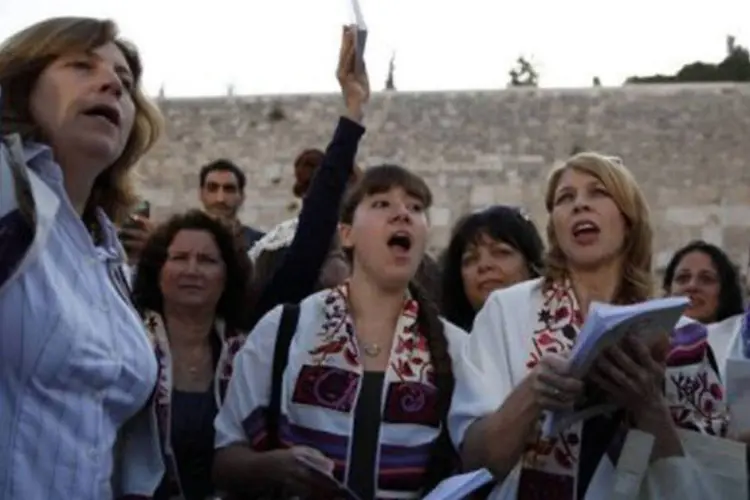 
	Mulheres rezam diante do muro: por mais de 20 anos, estas ativistas feministas pediram &agrave;s autoridades que fossem autorizadas a rezar no local, o que finalmente foi atendido
 (Gali Tibbon/AFP)
