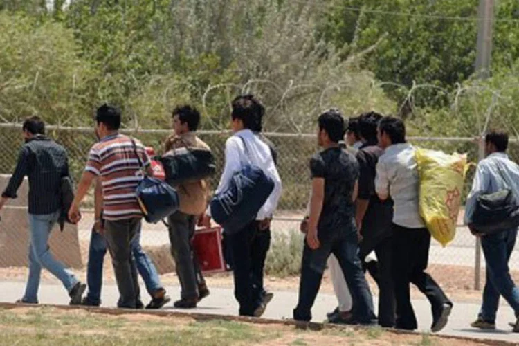 
	Afeg&atilde;os deportados do Ir&atilde; em foto de 6 de agosto de 2009: quase 200 pessoas tentaram entrar no Ir&atilde; no s&aacute;bado, quando os guardas de fronteira abriram fogo
 (Shah Marai/AFP)