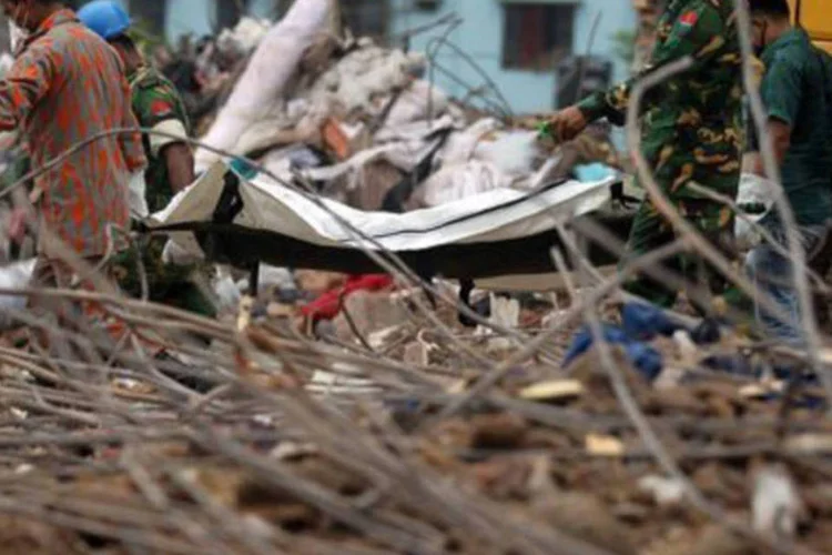
	Equipes de resgate de Bangladesh retiram corpos de local de desabamento: quase 2.500 pessoas sobreviveram &agrave; trag&eacute;dia
 (AFP)