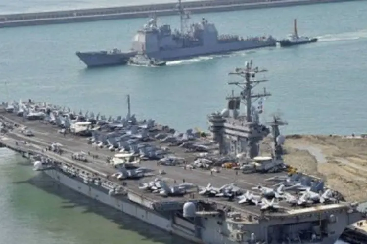 O USS Nimitz e o USS Princeton chegam em Busan em 11 de maio de 2013
 (Jung Yeon-Je/AFP)