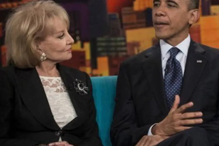 
	Barbara Walters ao lado de Barack Obama: nos &uacute;ltimos anos, Walters trabalhou como uma das apresentadoras do &quot;The View&quot;
 (Brendan Smialowski/AFP)