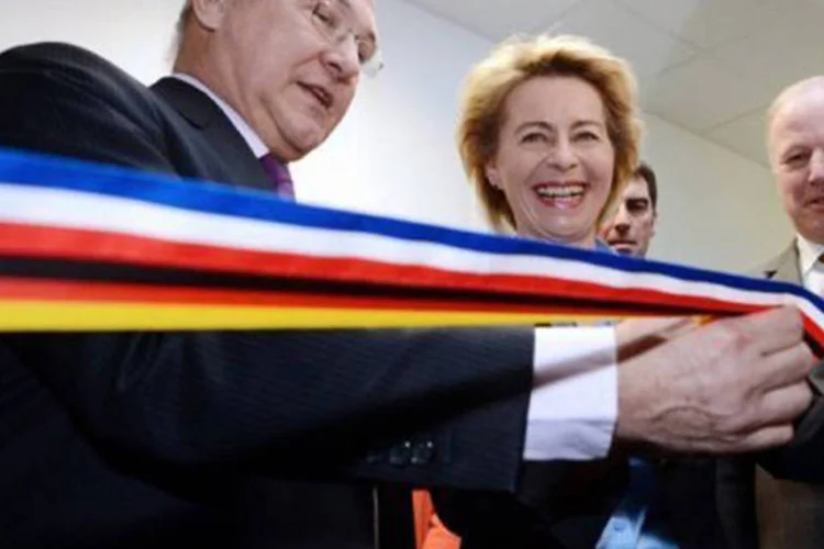 
	O ministro do emprego, Michel Sapin, e sua colega alem&atilde; Ursula von der Leyen: o plano foi batizada de &quot;New Deal para a Europa&quot; em refer&ecirc;ncia ao &quot;New Deal&quot; dos anos 1930
 (Patrick Hertzog/AFP)